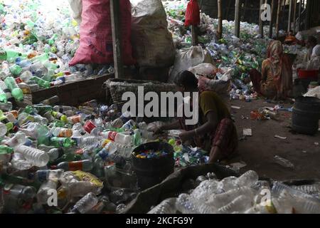 Les femmes qui travaillent passent par des bouteilles en polyéthylène téréphtalate (PET) dans une usine de recyclage à Dhaka, au Bangladesh, sur le 02 juin 2021. Le recyclage des bouteilles en plastique est devenu une activité en pleine croissance au cours des deux dernières années et contribue à protéger l'environnement. Selon la Bangladesh PET Flakes Manufacturers and Exportateurs Association (BPFMEA), le Bangladesh exporte en moyenne près de 30 000 tonnes de flocons de bouteilles en PET, principalement vers la Chine, la Corée du Sud et Taïwan, pour une valeur de $14 millions de dollars par an. (Photo de Kazi Salahuddin Razu/NurPhoto) Banque D'Images