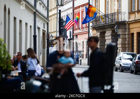 Le drapeau de fierté LGBT est suspendu à côté du drapeau national américain au-dessus de l'entrée du consulat général des États-Unis à Cracovie, en Pologne, sur 2 juin 2021. L’administration de Biden a renversé l’ère Trump, et les ambassades et consulats américains du monde entier sont perimtés de faire voler le drapeau de la fierté sur le même pôle que le drapeau américain tout au long du mois de la fierté en juin, voire toute l’année, en signe de soutien universel. (Photo de Beata Zawrzel/NurPhoto) Banque D'Images