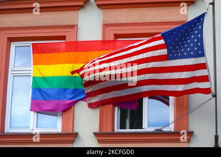 Le drapeau de fierté LGBT est suspendu à côté du drapeau national américain au-dessus de l'entrée du consulat général des États-Unis à Cracovie, en Pologne, sur 2 juin 2021. L’administration de Biden a renversé l’ère Trump, et les ambassades et consulats américains du monde entier sont perimtés de faire voler le drapeau de la fierté sur le même pôle que le drapeau américain tout au long du mois de la fierté en juin, voire toute l’année, en signe de soutien universel. (Photo de Beata Zawrzel/NurPhoto) Banque D'Images