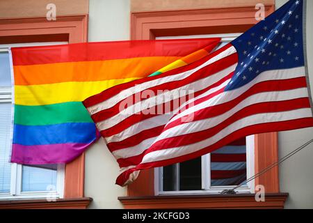 Le drapeau de fierté LGBT est suspendu à côté du drapeau national américain au-dessus de l'entrée du consulat général des États-Unis à Cracovie, en Pologne, sur 2 juin 2021. L’administration de Biden a renversé l’ère Trump, et les ambassades et consulats américains du monde entier sont perimtés de faire voler le drapeau de la fierté sur le même pôle que le drapeau américain tout au long du mois de la fierté en juin, voire toute l’année, en signe de soutien universel. (Photo de Beata Zawrzel/NurPhoto) Banque D'Images