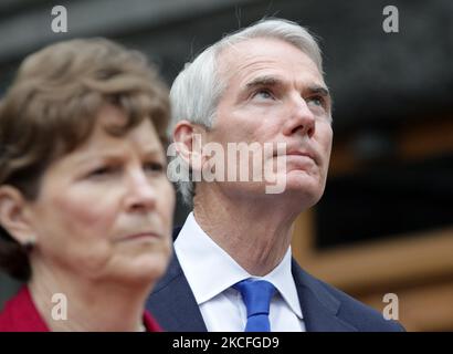 (De gauche à droite) la sénatrice américaine Jeanne Shaheen, démocrate du New Hampshire, et le sénateur américain Rob Portman, républicain de l'Ohio, assistent à une réunion de presse commune après leur rencontre avec le président ukrainien Volodymyr Zelensky, près du bureau du président à Kiev, en Ukraine, le 02 juin 2021. La délégation de sénateurs américains se rend en Ukraine pour rencontrer le président ukrainien, Volodymyr Zelensky, le premier ministre, les législateurs, d'autres responsables ukrainiens et des représentants de la société civile. (Photo par STR/NurPhoto) Banque D'Images