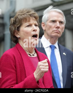 (De gauche à droite) la sénatrice américaine Jeanne Shaheen, démocrate du New Hampshire, et le sénateur américain Rob Portman, républicain de l'Ohio, assistent à une réunion de presse commune après leur rencontre avec le président ukrainien Volodymyr Zelensky, près du bureau du président à Kiev, en Ukraine, le 02 juin 2021. La délégation de sénateurs américains se rend en Ukraine pour rencontrer le président ukrainien, Volodymyr Zelensky, le premier ministre, les législateurs, d'autres responsables ukrainiens et des représentants de la société civile. (Photo par STR/NurPhoto) Banque D'Images