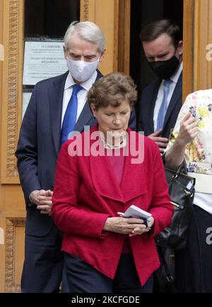 LA sénatrice AMÉRICAINE Jeanne Shaheen, démocrate du New Hampshire (C), le sénateur américain Rob Portman, républicain de l'Ohio (L) et le sénateur américain Chris Murphy, démocrate du Connecticut (R), quittent le bureau du président après leur rencontre avec le président ukrainien Volodymyr Zelensky à Kiev, en Ukraine, le 02 juin 2021. La délégation de sénateurs américains se rend en Ukraine pour rencontrer le président ukrainien, Volodymyr Zelensky, le premier ministre, les législateurs, d'autres responsables ukrainiens et des représentants de la société civile. (Photo par STR/NurPhoto) Banque D'Images