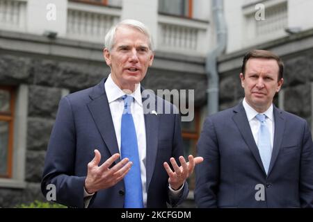 LE sénateur AMÉRICAIN Rob Portman, républicain de l'Ohio (L) et le sénateur américain Chris Murphy, démocrate du Connecticut (R), assistent à une réunion de presse commune après leur rencontre avec le président ukrainien Volodymyr Zelensky, près du bureau du président à Kiev (Ukraine) le 02 juin 2021. La délégation de sénateurs américains se rend en Ukraine pour rencontrer le président ukrainien, Volodymyr Zelensky, le premier ministre, les législateurs, d'autres responsables ukrainiens et des représentants de la société civile. (Photo par STR/NurPhoto) Banque D'Images