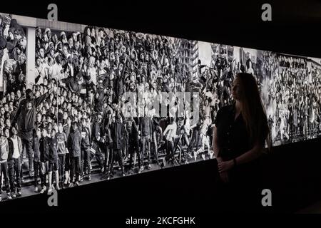 LONDRES, ROYAUME-UNI - 02 JUIN 20201: Une femme regarde 'les chroniques de Clichy-Montfermeil' (2017) par JR (né en 1983) lors d'un point de vue de presse pour l'exposition 'JR: Chroniquess' (04 juin - 03 octobre 2021) à la Saatchi Gallery on 02 juin 2021 à Londres, en Angleterre. « JR: Chronicles », organisé par Sharon Matt Atkins et Drew Sawyer du musée de Brooklyn, est la plus grande exposition de musée solo à ce jour de l'artiste français de renommée internationale JR, présentant certains de ses projets les plus emblématiques des quinze dernières années. (Photo de Wiktor Szymanowicz/NurPhoto) Banque D'Images