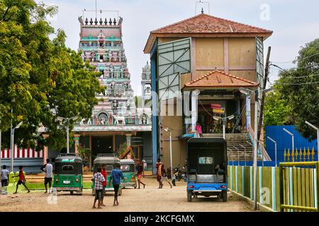 Ayyanar Kovil (temple Aiyanar) situé sur l'île Analaitivu dans la région de Jaffna au Sri Lanka. Ce temple est dédié à Ayyanar (une divinité hindoue particulièrement adorée dans le sud de l'Inde et le Sri Lanka parmi les malayalis et les Tamils) et est célèbre pour le char en bois finement sculpté (ther) qui a des centaines de sculptures en bois détaillées représentant la mythologie du temple. (Photo de Creative Touch Imaging Ltd./NurPhoto) Banque D'Images