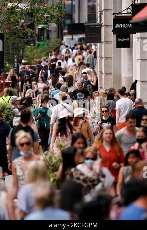 Les amateurs de shopping s'emboîte sur Regent Street l'après-midi, à Londres, en Angleterre, sur 2 juin 2021. Les températures ont atteint 26C à Londres aujourd'hui, ce qui a été l'un des jours les plus chauds de l'année jusqu'à présent. (Photo de David Cliff/NurPhoto) Banque D'Images