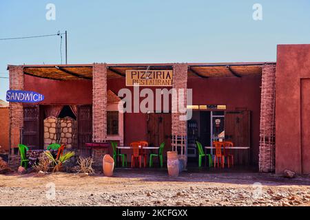 Petit restaurant près du village historique d'ait Benhaddou (Ksar d'ait-Ben-Haddou) au Maroc, en Afrique. Le village d'ait Benhaddou est situé au sommet d'une colline et protège une série de maisons de terre Kasbahs et Ksour. (Photo de Creative Touch Imaging Ltd./NurPhoto) Banque D'Images