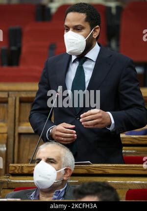 Ignacio Garriga, de Vox, et Carlos Carrizosa, de Ciutadans, lors de la première session plénière du nouveau gouvernement au Parlement de Catalogne, à Barcelone, Espagne, le 2th juin 2021. (Photo de Joan Valls/Urbanandsport /NurPhoto) Banque D'Images