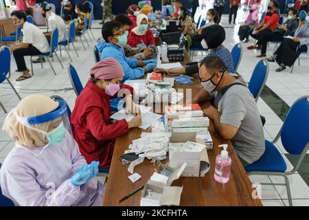 Les résidents ont la queue pour obtenir une dose du vaccin Covid-19 de Sinovac Biotech Ltd. Pendant la vaccination de masse à Salatiga sur 3 juin 2021. Le ministère indonésien de la Santé vise une augmentation du programme de vaccination, qui passe de 500 000 doses par jour à 1 millions de doses par jour. (Photo par Galih Yoga/NurPhoto) Banque D'Images