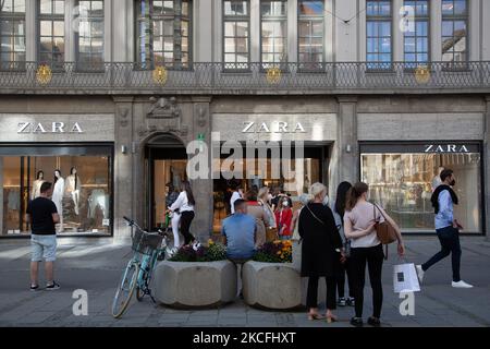 Les gens attendent à l'extérieur de la succursale de Zara. Les gens marchent dans la zone piétonne de Munich. L'incidence sur sept jours à Munich, en Allemagne, est régulièrement inférieure à 30 sur 2 juin 2021. Comme le score reste stable, les musées, les magasins et autres installations peuvent ouvrir sans rendez-vous. (Photo par Alexander Pohl/NurPhoto) Banque D'Images