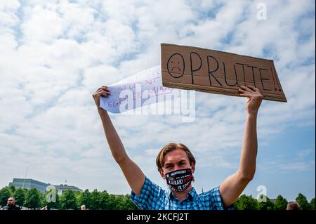 Un étudiant tient des pancartes contre Mark Rutte, lors de la grève nationale des étudiants, organisée à la Haye, pays-Bas sur 3 juin 2021. (Photo par Romy Arroyo Fernandez/NurPhoto) Banque D'Images