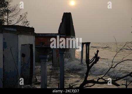 Les vagues frappent une maison abandonnée dans le village de la côte nord de la ville de Pekalonga, au centre de Java, sur 3 juin 2021. Sur la base des données de l'Agence géologique du Ministère indonésien de l'énergie et des ressources minérales, la ville de Pekalonga connaît une affaissement des terres de 6 centimètres par an, causée par l'utilisation massive des eaux souterraines par les housolds, l'agriculture, l'industrie et le changement climatique mondial, ce qui, si ce n'est immédiatement atténué, que la ville devrait couler en 2036. (Photo par Aditya Irawan/NurPhoto) Banque D'Images