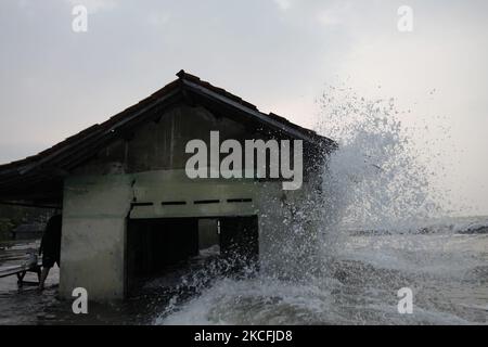 Les vagues frappent une maison abandonnée dans le village de la côte nord de la ville de Pekalonga, au centre de Java, sur 3 juin 2021. Sur la base des données de l'Agence géologique du Ministère indonésien de l'énergie et des ressources minérales, la ville de Pekalonga connaît une affaissement des terres de 6 centimètres par an, causée par l'utilisation massive des eaux souterraines par les housolds, l'agriculture, l'industrie et le changement climatique mondial, ce qui, si ce n'est immédiatement atténué, que la ville devrait couler en 2036. (Photo par Aditya Irawan/NurPhoto) Banque D'Images