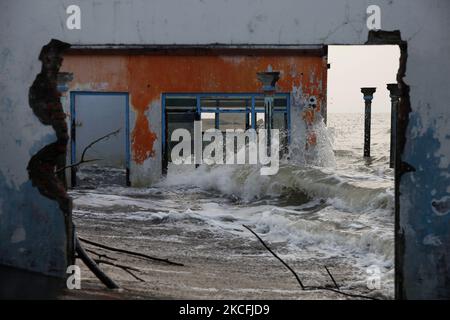 Les vagues frappent une maison abandonnée dans le village de la côte nord de la ville de Pekalonga, au centre de Java, sur 3 juin 2021. Sur la base des données de l'Agence géologique du Ministère indonésien de l'énergie et des ressources minérales, la ville de Pekalonga connaît une affaissement des terres de 6 centimètres par an, causée par l'utilisation massive des eaux souterraines par les housolds, l'agriculture, l'industrie et le changement climatique mondial, ce qui, si ce n'est immédiatement atténué, que la ville devrait couler en 2036. (Photo par Aditya Irawan/NurPhoto) Banque D'Images