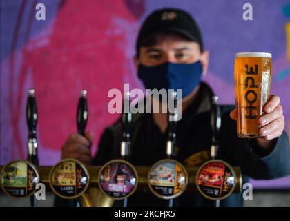 Barman Tom Kane teste le contrôle de la qualité à la brasserie Hope avant la réouverture des pubs en Irlande. Les pubs et les restaurants ouvrent leurs portes pour un service en plein air sur 7 juin et, à partir du 5 juillet, le bar et les restaurants seront en mesure de servir à nouveau les clients à l'intérieur. Le jeudi 3 juin 2021, à Kilbarrack, Dublin, Irlande. (Photo par Artur Widak/NurPhoto) Banque D'Images