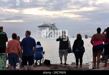4 juin 2021 - Port Canaveral, Floride, États-Unis - les gens bordent le rivage pour accueillir le Mardi gras, Carnival Cruise Lines le plus récent navire, comme il arrive à Port Canaveral, son port d'origine, sur 4 juin 2021 à Port Canaveral, Floride. Ce navire de 1 130 mètres de long est le premier navire de croisière des Amériques alimenté par le gaz naturel liquéfié et le premier à être équipé d'une roue à roulettes. (Photo de Paul Hennessy/NurPhoto) Banque D'Images
