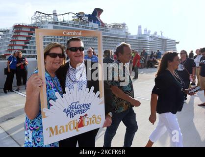 4 juin 2021 - Port Canaveral, Floride, États-Unis - les gens posent pour une photo après avoir accueilli le Mardi gras, le plus récent navire des lignes de croisière de carnaval, à Port Canaveral, son port d'origine, sur 4 juin 2021 à Port Canaveral, Floride. Ce navire de 1 130 mètres de long est le premier navire de croisière des Amériques alimenté par le gaz naturel liquéfié et le premier à être équipé d'une roue à roulettes. (Photo de Paul Hennessy/NurPhoto) Banque D'Images