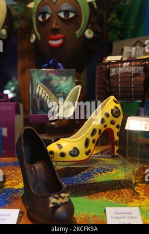 Chocolat en forme de chaussures à talons hauts dans un magasin de chocolatiers à Bruges (Brugge) en Belgique, en Europe. (Photo de Creative Touch Imaging Ltd./NurPhoto) Banque D'Images