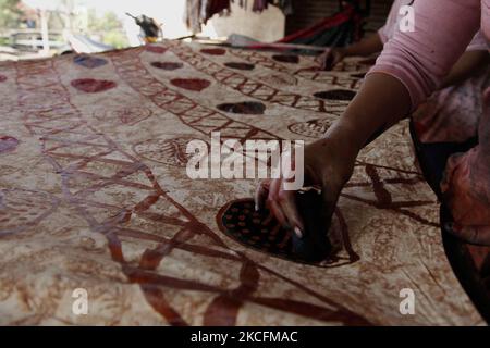 Le travailleur effectue le processus de coloration sur le tissu batik dans l'une des usines de tissus batik situées sur les berges de l'ASEM Binatul, à Pekalonga, dans la province centrale de Java, sur 4 juin 2021. Selon les résidents locaux, la rivière ASEM Binatul est polluée depuis des années, y compris des teintures de certaines industries de tissus Batik, qui est une icône de la ville de Pekalonga. (Photo par Aditya Irawan/NurPhoto) Banque D'Images