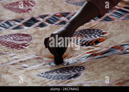 Le travailleur effectue le processus de coloration sur le tissu batik dans l'une des usines de tissus batik situées sur les berges de l'ASEM Binatul, à Pekalonga, dans la province centrale de Java, sur 4 juin 2021. Selon les résidents locaux, la rivière ASEM Binatul est polluée depuis des années, y compris des teintures de certaines industries de tissus Batik, qui est une icône de la ville de Pekalonga. (Photo par Aditya Irawan/NurPhoto) Banque D'Images