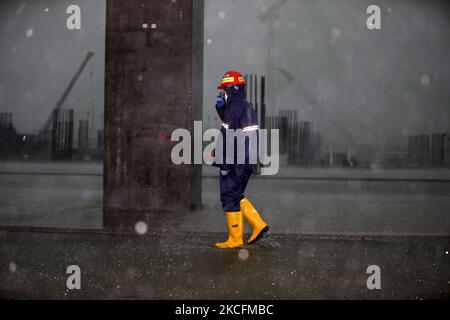 Un travailleur marche sous la pluie sur un site de construction du troisième terminal de l'aéroport international de Hazrat Shahjalal à Dhaka, au Bangladesh, sur 05 juin 2021. La construction du terminal 3 de l'aéroport de Hazrat sera achevée en juin 2023, a déclaré M. Mahbub Ali, ministre d'État à l'aviation civile et au tourisme. (Photo de Syed Mahamudur Rahman/NurPhoto) Banque D'Images