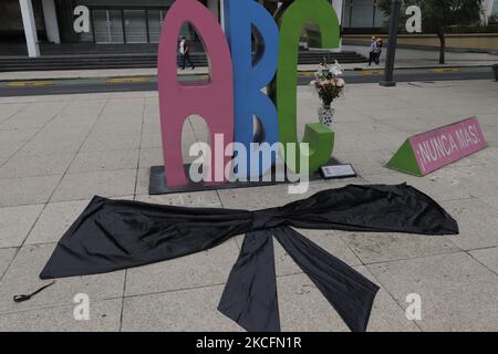 Vue d'un monument et d'un ruban noir à la mémoire des 49 enfants qui sont morts pendant l'incendie il y a 12 ans au centre de garderie ABC à Hermosillo, Sonora, situé à l'extérieur des installations de l'Institut mexicain de la sécurité sociale (IMSS) à Mexico. (Photo de Gerardo Vieyra/NurPhoto) Banque D'Images