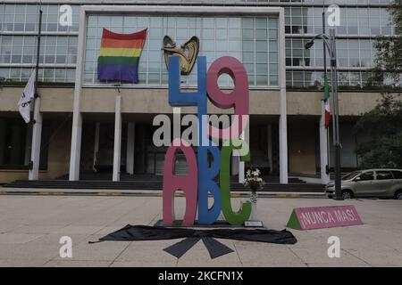 Vue d'un monument et d'un ruban noir à la mémoire des 49 enfants qui sont morts pendant l'incendie il y a 12 ans au centre de garderie ABC à Hermosillo, Sonora, situé à l'extérieur des installations de l'Institut mexicain de la sécurité sociale (IMSS) à Mexico. (Photo de Gerardo Vieyra/NurPhoto) Banque D'Images