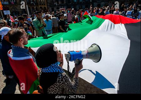 Le peuple palestinien détient un grand drapeau palestinien tout en criant des slogans contre Israël, lors d'une manifestation pro-palestinienne, à Amsterdam, aux pays-Bas, sur 6 juin 2021. (Photo par Romy Arroyo Fernandez/NurPhoto) Banque D'Images