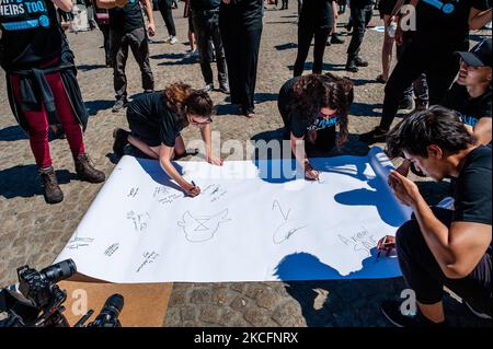 Les peuples signent la Déclaration des droits des animaux, lors de la Journée nationale des droits des animaux qui s'est tenue à Amsterdam, sur 6 juin 2021. (Photo par Romy Arroyo Fernandez/NurPhoto) Banque D'Images