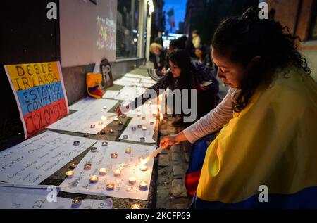 Des membres de la diaspora colombienne à Dublin éclaient les bougies pendant la manifestation Candlelight Vigil for Colombia qui s'est tenue à Temple Bar à Dublin. Le dimanche 6 juin 2021, à Dublin, Irlande. (Photo par Artur Widak/NurPhoto) Banque D'Images