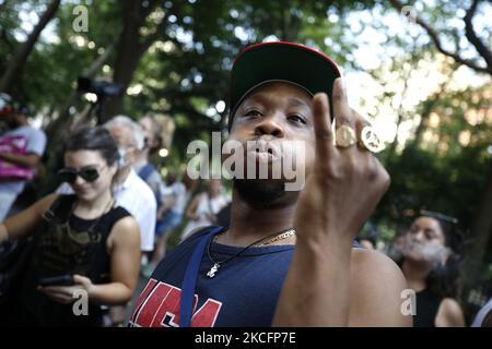 Une personne allume une cigarette de marijuana alors que le candidat à la mairie de New York Paperboy le Prince parle et chante à un groupe de personnes près de l'hôtel de ville sur 6 juin 2021, dans la ville de New York, aux États-Unis. Le candidat Paperboy adresse de grandes entreprises et leurs bénéfices de la vente légale de marijuana et que des réparations devraient être faites aux personnes qui ont été poursuivies pour des crimes liés à la drogue. (Photo de John Lamparski/NurPhoto) Banque D'Images