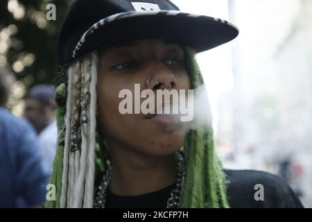 Une personne allume une cigarette de marijuana alors que le candidat à la mairie de New York Paperboy le Prince parle et chante à un groupe de personnes près de l'hôtel de ville sur 6 juin 2021, dans la ville de New York, aux États-Unis. Le candidat Paperboy adresse de grandes entreprises et leurs bénéfices de la vente légale de marijuana et que des réparations devraient être faites aux personnes qui ont été poursuivies pour des crimes liés à la drogue. (Photo de John Lamparski/NurPhoto) Banque D'Images