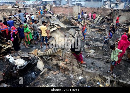 Les habitants des bidonvilles bangladais ont vu chercher leurs effets personnels après un incendie dévastateur qui a éclaté dans le bidonville de Mohakhali à Dhaka, au Bangladesh, sur 7 juin 2021. Au moins 300 bidonvilles ont été éviscérés comme le feu dévastateur qui a éclaté dans le bidonville de Mohakhali à Dhaka. (Photo par Mamunur Rashid/NurPhoto) Banque D'Images