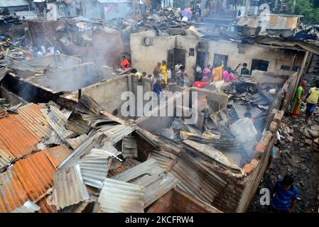 Les habitants des bidonvilles bangladais ont vu chercher leurs effets personnels après un incendie dévastateur qui a éclaté dans le bidonville de Mohakhali à Dhaka, au Bangladesh, sur 7 juin 2021. Au moins 300 bidonvilles ont été éviscérés comme le feu dévastateur qui a éclaté dans le bidonville de Mohakhali à Dhaka. (Photo par Mamunur Rashid/NurPhoto) Banque D'Images