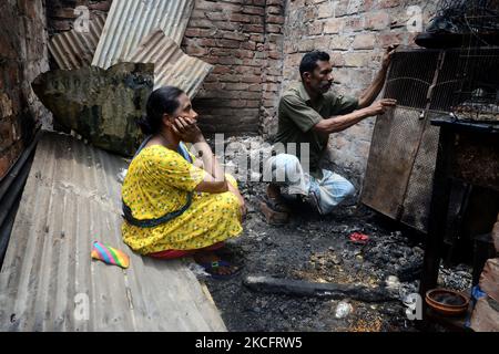 Les habitants des bidonvilles bangladais ont vu chercher leurs effets personnels après un incendie dévastateur qui a éclaté dans le bidonville de Mohakhali à Dhaka, au Bangladesh, sur 7 juin 2021. Au moins 300 bidonvilles ont été éviscérés comme le feu dévastateur qui a éclaté dans le bidonville de Mohakhali à Dhaka. (Photo par Mamunur Rashid/NurPhoto) Banque D'Images