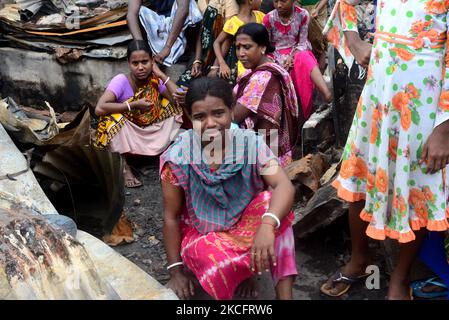 Les habitants des bidonvilles bangladais ont vu chercher leurs effets personnels après un incendie dévastateur qui a éclaté dans le bidonville de Mohakhali à Dhaka, au Bangladesh, sur 7 juin 2021. Au moins 300 bidonvilles ont été éviscérés comme le feu dévastateur qui a éclaté dans le bidonville de Mohakhali à Dhaka. (Photo par Mamunur Rashid/NurPhoto) Banque D'Images