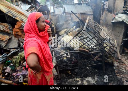 Les habitants des bidonvilles bangladais ont vu chercher leurs effets personnels après un incendie dévastateur qui a éclaté dans le bidonville de Mohakhali à Dhaka, au Bangladesh, sur 7 juin 2021. Au moins 300 bidonvilles ont été éviscérés comme le feu dévastateur qui a éclaté dans le bidonville de Mohakhali à Dhaka. (Photo par Mamunur Rashid/NurPhoto) Banque D'Images