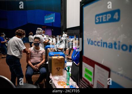 Un homme reçoit sa première dose du vaccin russe Spoutnik V contre le COVID-19 dans un cinéma qui est temporairement utilisé comme site de vaccination à Manille, aux Philippines, sur 8 juin 2021. Le pays a récemment commencé la vaccination des travailleurs essentiels dans les secteurs public et privé (photo de Lisa Marie David/NurPhoto). Banque D'Images