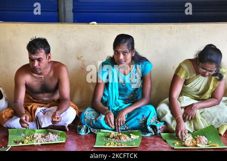 Les dévotés hindous tamouls mangent un déjeuner végétarien traditionnel servi sur une feuille de banane après les prières de l'abhishekam pooja 108 en l'honneur de Lord Vinayagar (Lord Ganesh) au temple Arasadi Vinayagar (Arasadi Sithi Vinayagar Kovil) à Jaffna, au Sri Lanka. (Photo de Creative Touch Imaging Ltd./NurPhoto) Banque D'Images