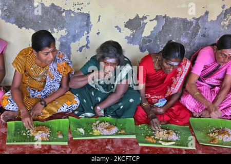 Les dévotés hindous tamouls mangent un déjeuner végétarien traditionnel servi sur une feuille de banane après les prières de l'abhishekam pooja 108 en l'honneur de Lord Vinayagar (Lord Ganesh) au temple Arasadi Vinayagar (Arasadi Sithi Vinayagar Kovil) à Jaffna, au Sri Lanka. (Photo de Creative Touch Imaging Ltd./NurPhoto) Banque D'Images