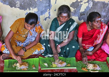 Les dévotés hindous tamouls mangent un déjeuner végétarien traditionnel servi sur une feuille de banane après les prières de l'abhishekam pooja 108 en l'honneur de Lord Vinayagar (Lord Ganesh) au temple Arasadi Vinayagar (Arasadi Sithi Vinayagar Kovil) à Jaffna, au Sri Lanka. (Photo de Creative Touch Imaging Ltd./NurPhoto) Banque D'Images