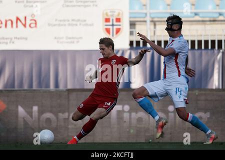 Julian Ryerson (FC Union Berlin) de Norvège et Maurice Deville (FC Saarbrucken) de Luxembourg se disputent le bal lors du match international entre la Norvège et le Luxembourg à l'Estadio la Rosaleda sur 2 juin 2021 à Malaga, Espagne. (Photo de Jose Breton/Pics action/NurPhoto) Banque D'Images