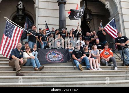 Le sénateur de l'État de Pennsylvanie Doug Matriano (L) pose avec des partisans de la réouverture lors d'un rassemblement à Harrisburg, Pennsylvanie, États-Unis, sur 5 juin 2021. (Photo de Zach D Roberts/NurPhoto) Banque D'Images