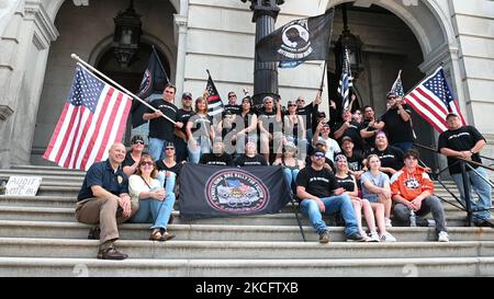 Le sénateur de l'État de Pennsylvanie Doug Matriano (L) pose avec des partisans de la réouverture lors d'un rassemblement à Harrisburg, Pennsylvanie, États-Unis, sur 5 juin 2021. (Photo de Zach D Roberts/NurPhoto) Banque D'Images