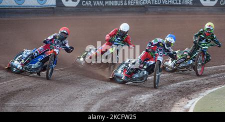 Brady Kurtz (rouge) et Richie Worrall (bleu) dirigent Craig Cook (blanc) et Drew Kemp (jaune) lors du match SGB Premiership entre Belle vue Aces et Ipswich Witches au National Speedway Stadium, Manchester, Royaume-Uni, le 7th juin 2021. (Photo de Ian Charles/MI News/NurPhoto) Banque D'Images