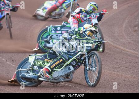 Jake Allen (jaune) dirige Charles Wright (bleu) lors du match SGB Premiership entre Belle vue Aces et Ipswich Witches au National Speedway Stadium, Manchester, Royaume-Uni, le 7th juin 2021. (Photo de Ian Charles/MI News/NurPhoto) Banque D'Images