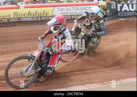 Steve Worrall (rouge) dirige Drew Kemp (blanc), Charles Wright (bleu) et Jake Allen (jaune) lors du match SGB Premiership entre Belle vue Aces et Ipswich Witches au National Speedway Stadium, Manchester, Royaume-Uni, le 7th juin 2021. (Photo de Ian Charles/MI News/NurPhoto) Banque D'Images