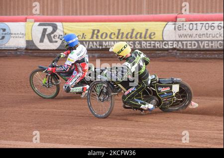 Jake Allen (jaune) claque Charles Wright (bleu) lors du match SGB Premiership entre Belle vue Aces et Ipswich Witches au National Speedway Stadium, Manchester, Royaume-Uni, le 7th juin 2021. (Photo de Ian Charles/MI News/NurPhoto) Banque D'Images