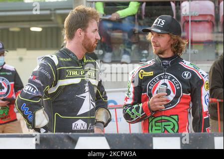 Jake Allen (à gauche) discute avec Charles Wright lors du match de la première division de la SGB entre Belle vue Aces et Ipswich Witches au National Speedway Stadium, Manchester, Royaume-Uni, le 7th juin 2021. (Photo de Ian Charles/MI News/NurPhoto) Banque D'Images